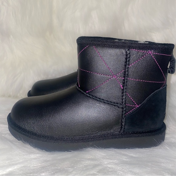 UGG Classic boots kids size 3 New In Box - Picture 3 of 14